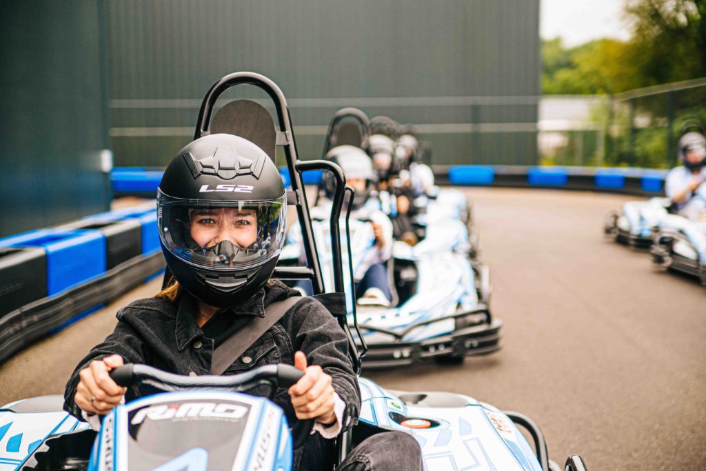 Karters op de baan bij INDOOR55