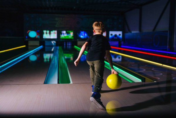 Speel Glow Bowling bij ZERO55 in Apeldoorn