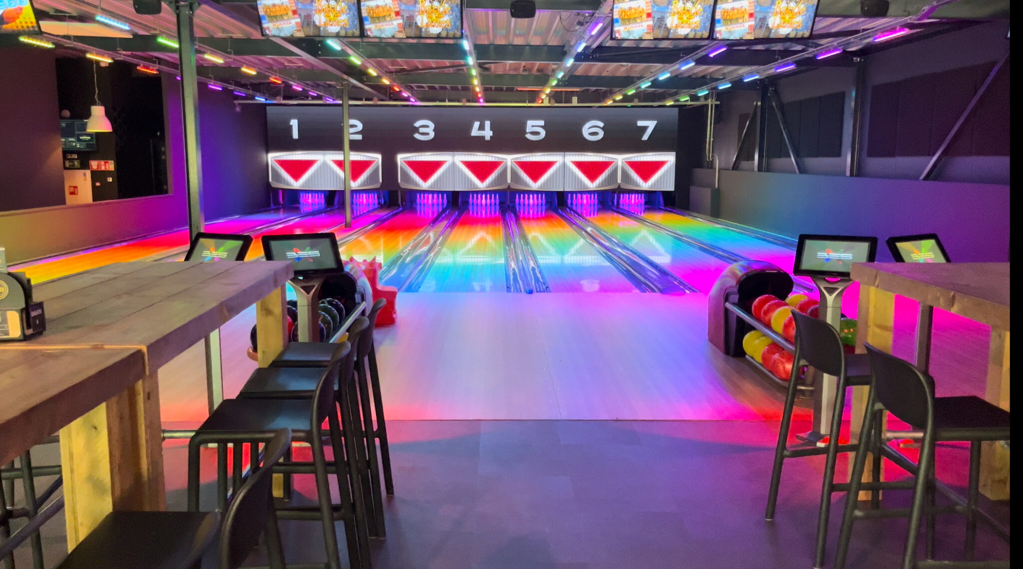 De verlichte bowlingbanen van INDOOR55
