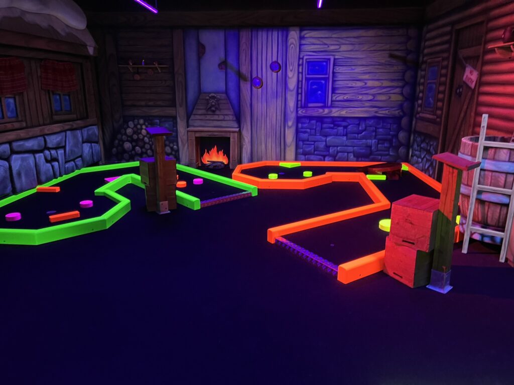 Glow in the dark minigolf