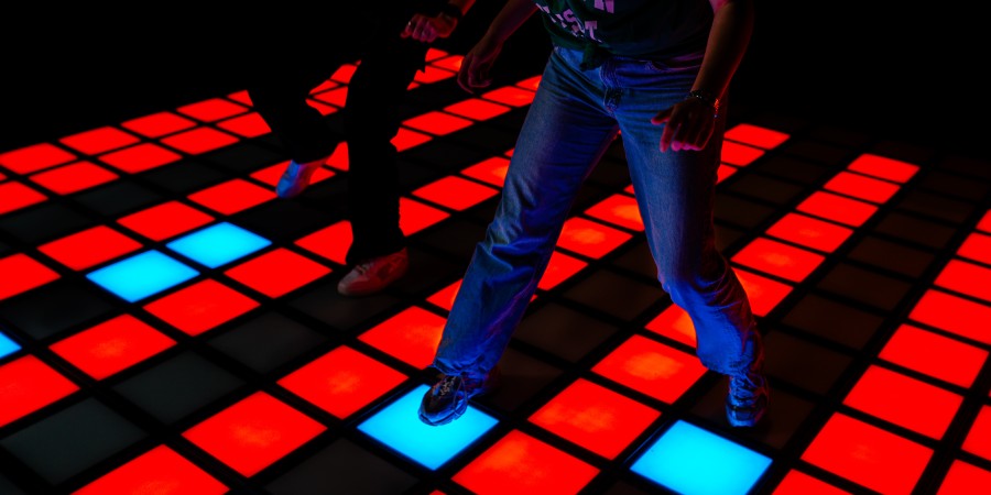 Spelers springen over de lichtgevende LED-tegels