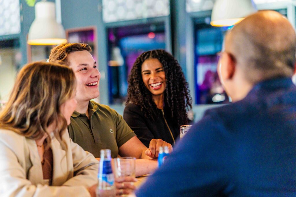 Vrienden aan tafel bij INDOOR55 Apeldoorn