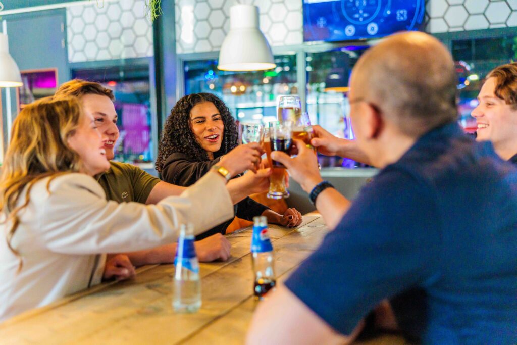 Proosten tijdens de kerstborrel